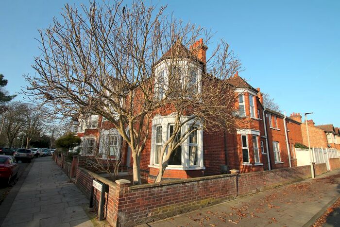 4 Bedroom Semi-Detached House To Rent In Russell Avenue, Bedford, MK40