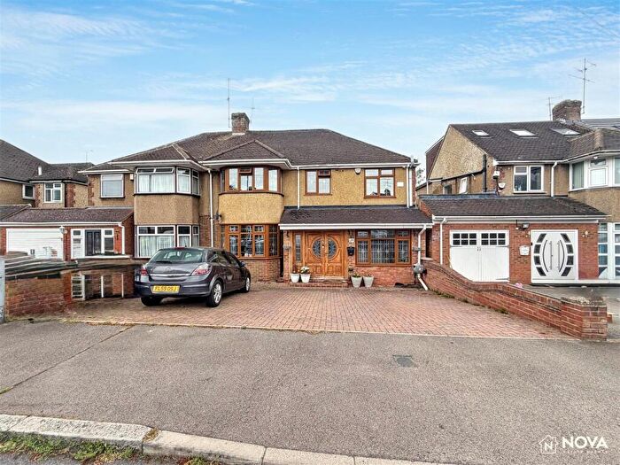 5 Bedroom House For Sale In Stratton Gardens, Luton, LU2