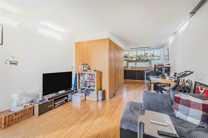 2 Bedroom Apartment To Rent In Dog Kennel Hill, London, SE22