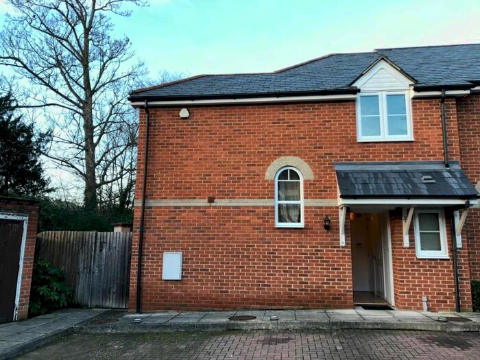 3 Bedroom End Of Terrace House To Rent In Bucknell Court, Reading, RG1