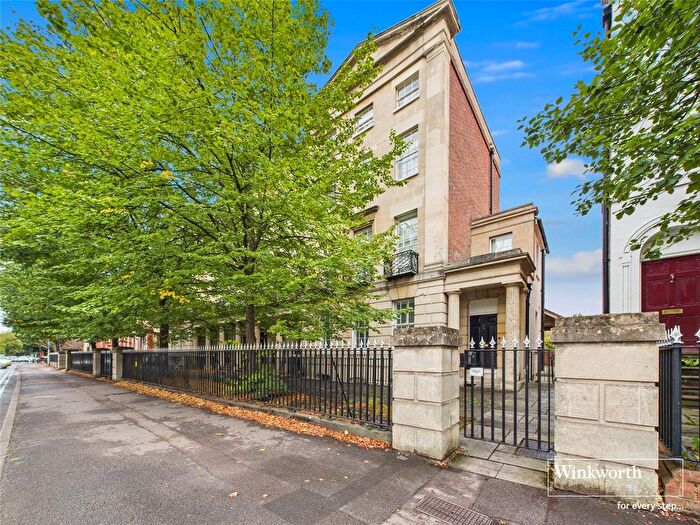 2 Bedroom Flat For Sale In London Road, Reading, Berkshire, RG1