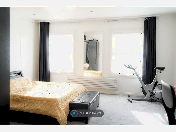 Studio To Rent In Woodstock Road, London, N4