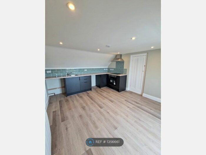 1 Bedroom Flat To Rent In Undercliff Road West, Felixstowe, IP11