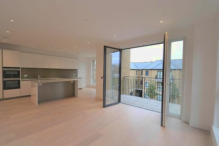 3 Bedroom Flat To Rent In Camera House, Teddington, TW11