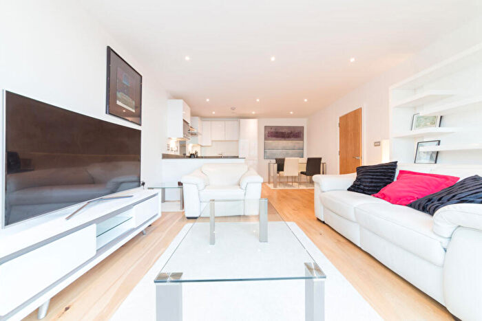 3 Bedroom Flat To Rent In Hoy Street, Canning Town, E16