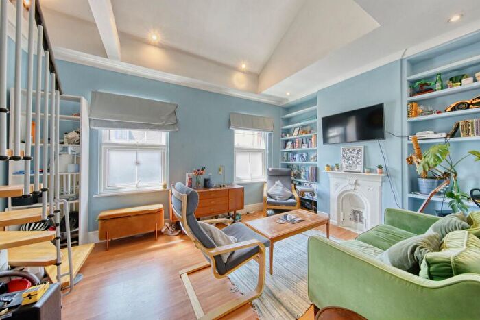 1 Bedroom Flat For Sale In First Floor Flat, High Street, Hampton Wick, KT1