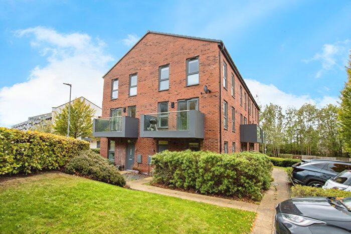 2 Bedroom Town House For Sale In Finchdale Close, Wakefield, West Yorkshire, WF1