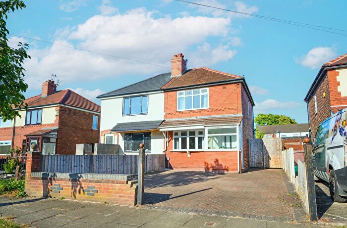 2 Bedroom Semi-Detached House For Sale In Kenilworth Gardens, Newton-Le-Willows, Merseyside, WA12