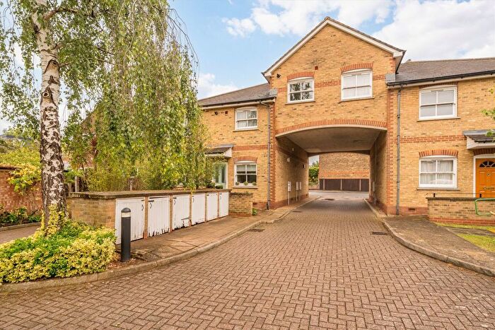 2 Bedroom Flat For Sale In Lion Road, Twickenham, TW1