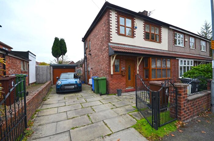 3 Bedroom Semi-Detached House For Sale In Hurst Bank Road, Ashton-Under-Lyne, OL6