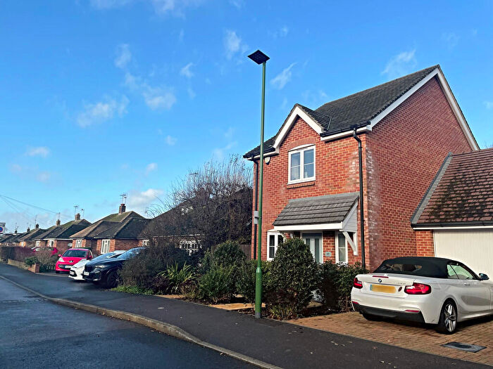 2 Bedroom Link Detached House For Sale In Daux Avenue, Billingshurst, RH14