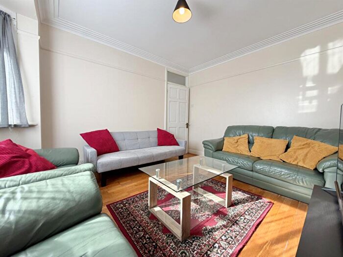 2 Bedroom Maisonette For Sale In Connaught Road, Barnet, EN5