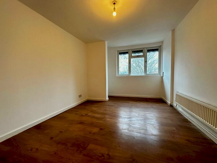 2 Bedroom Flat To Rent In Loxford, Basildon, SS13