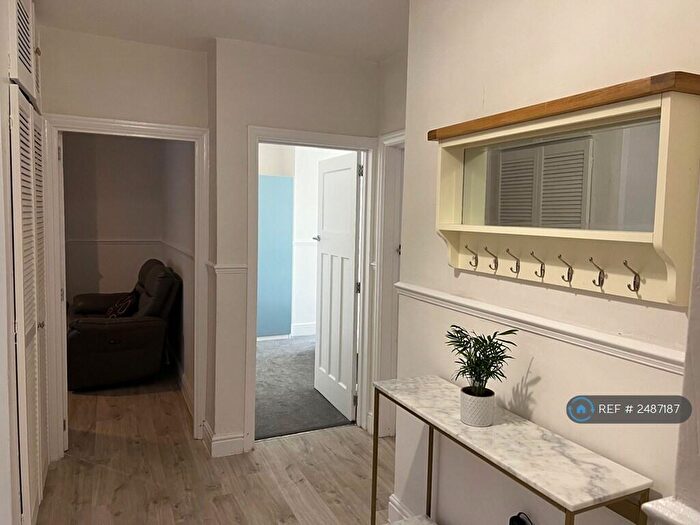 3 Bedroom Flat To Rent In Two Ball Lonnen, Newcastle Upon Tyne, NE4