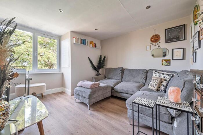 1 Bedroom Flat For Sale In Hermon Hill, South Woodford, E18