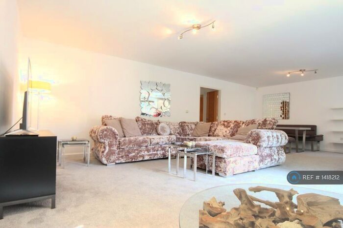 2 Bedroom Flat To Rent In Baddow Croft, Woolton, Liverpool, L25