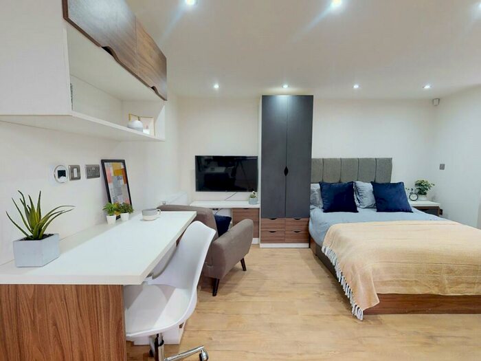 Apartment To Rent In Apt, Clarendon Road #, LS2