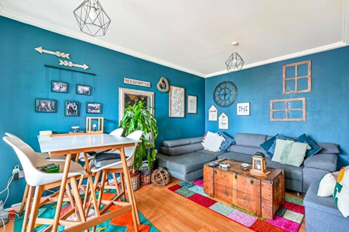 2 Bedroom Flat For Sale In Station Approach, Woking, GU22