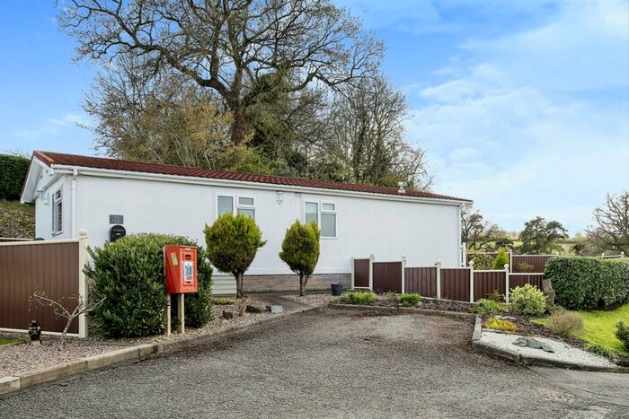 3 Bedroom Mobile/park Home For Sale In Oak Avenue, Blisworth, Northampton, NN7