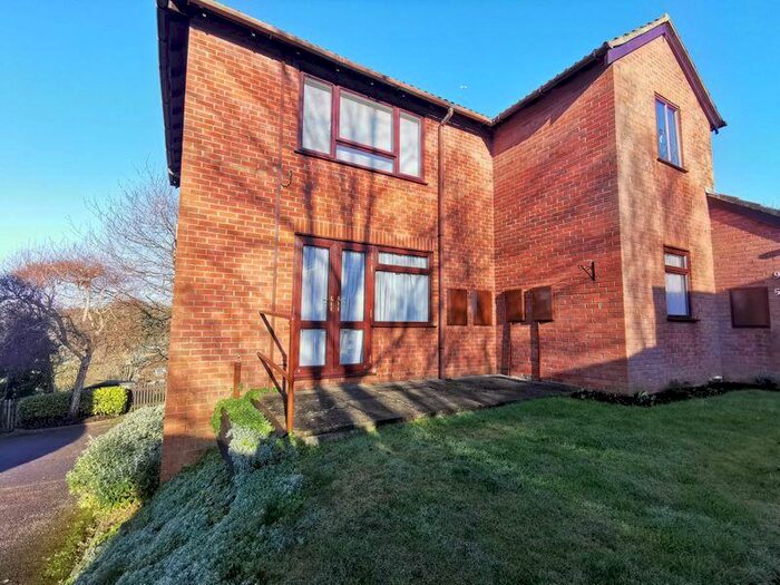 2 Bedroom Flat To Rent In Bennetts, Chesham, HP5