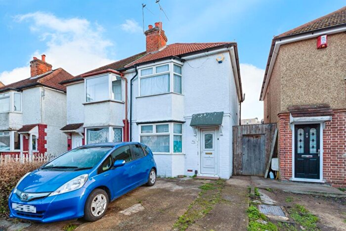 3 Bedroom Semi Detached House For Sale In Grays Road, Slough, SL1
