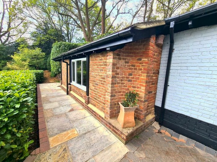 1 Bedroom Flat To Rent In Aveley Lane, Farnham, GU9