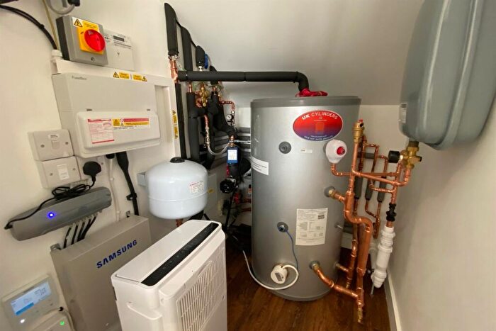 2 Bedroom Flat To Rent In B Two Mile Hill Road, BS15