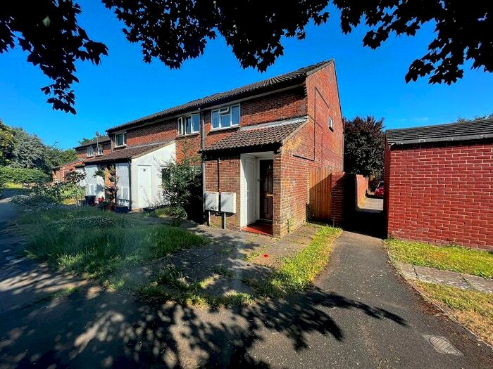 1 Bedroom Flat To Rent In Carisbrooke Court, New Milton, Hampshire., BH25