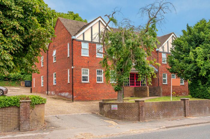 1 Bedroom Apartment To Rent In West Wycombe Road, HP11