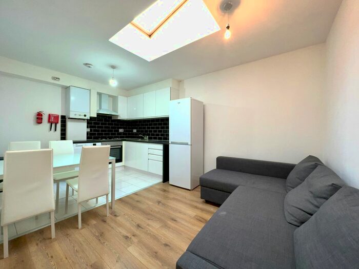 3 Bedroom Flat To Rent In Blandfield Road, London, SW12