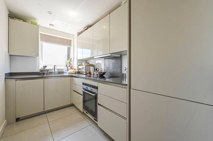 2 Bedroom Flat For Sale In Newport Avenue, , Canary Wharf, London, E14
