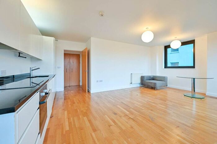 2 Bedroom Flat To Rent In Amelia Street, Elephant And Castle, London, SE17