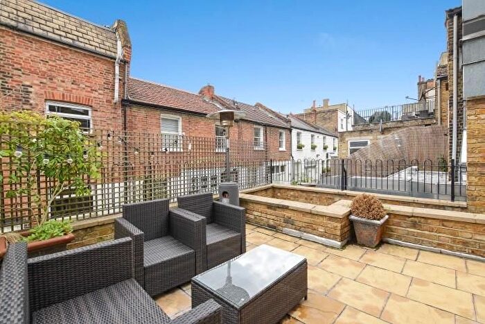 2 Bedroom Flat To Rent In Craven Mews, London, SW11