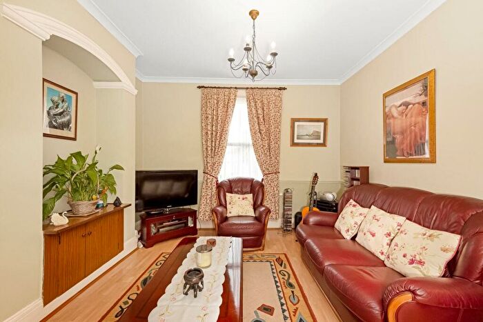 3 Bedroom End Of Terrace House For Sale In Mayall Road, Herne Hill, SE24