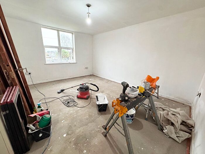 2 Bedroom Flat To Rent In Holdenhurst Road, Bournemouth, BH8