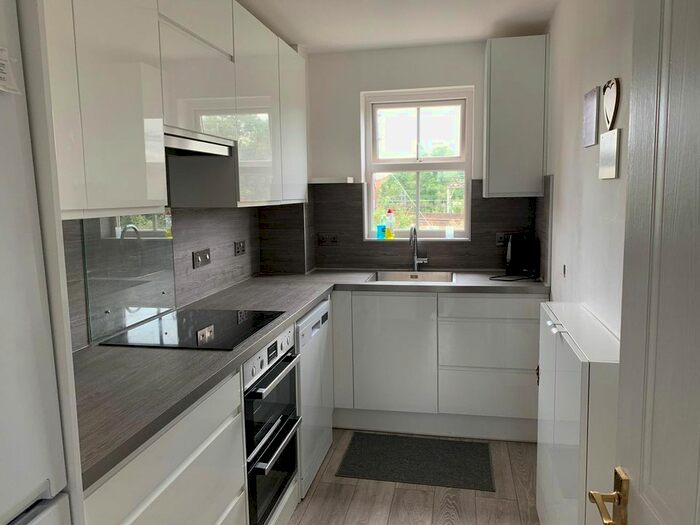 2 Bedroom Flat To Rent In Hyacinth Close, Ilford, London, IG1