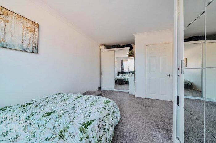 2 Bedroom Semi-Detached Bungalow For Sale In Arterial Avenue, Rainham, RM13