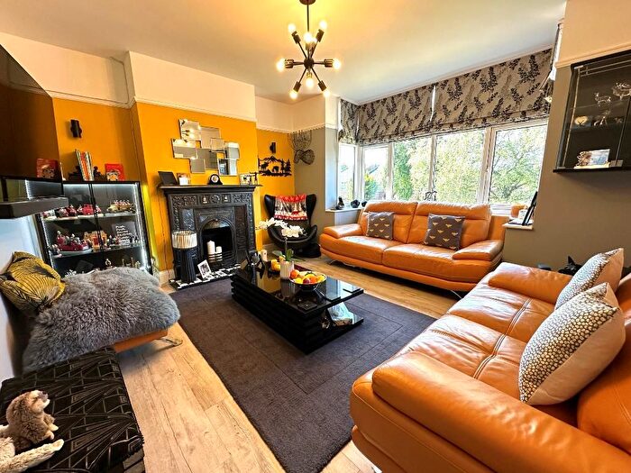 3 Bedroom End Of Terrace House For Sale In Hart Lane, Round Green, Luton, Bedfordshire, LU2