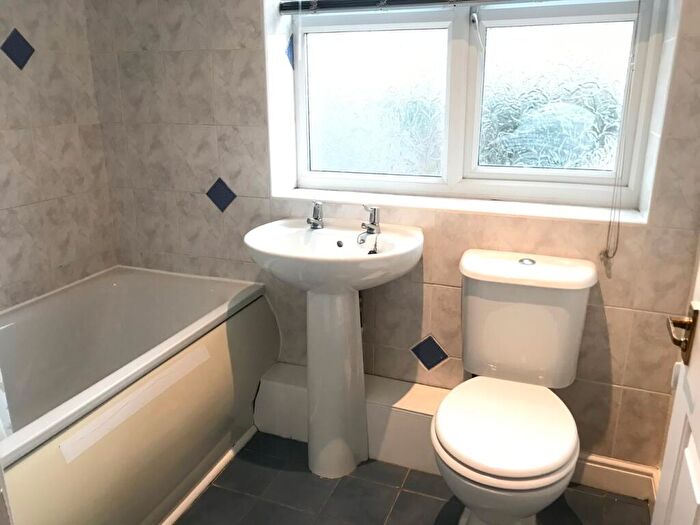 2 Bedroom Apartment To Rent In High Street, Bovingdon, HP3