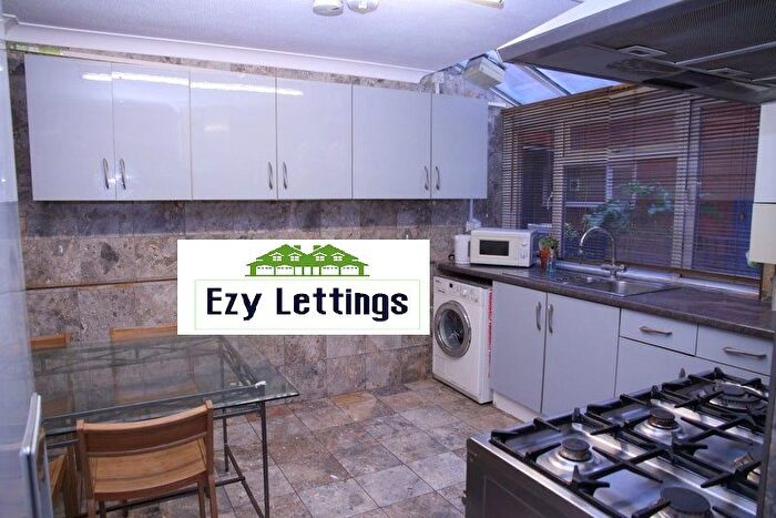 4 Bedroom Maisonette To Rent In East Street, London, SE17