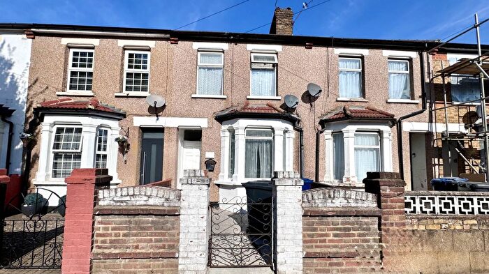 3 Bedroom Terraced House For Sale In Queens Road, Southall, Greater London, UB2
