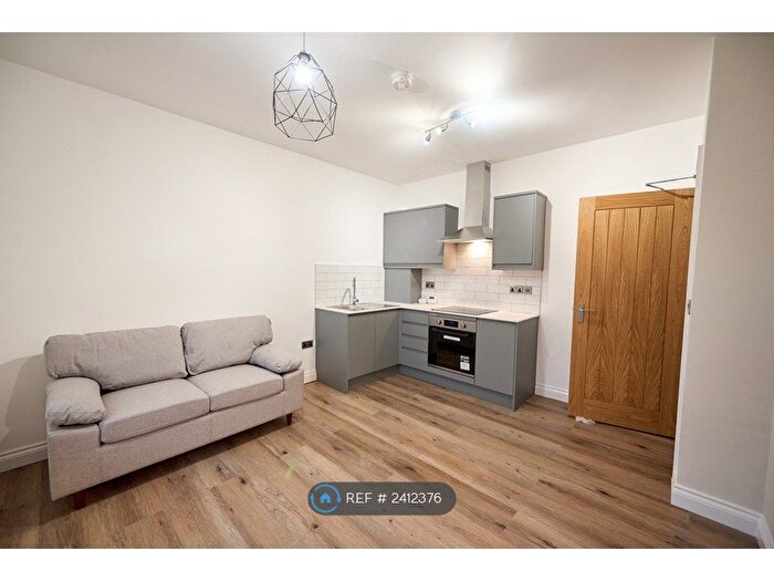 1 Bedroom Flat To Rent In Broomfield Crescent, Leeds, LS6