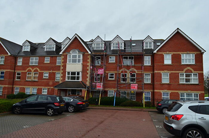 3 Bedroom Penthouse To Rent In Cobham Close, Enfield, EN1