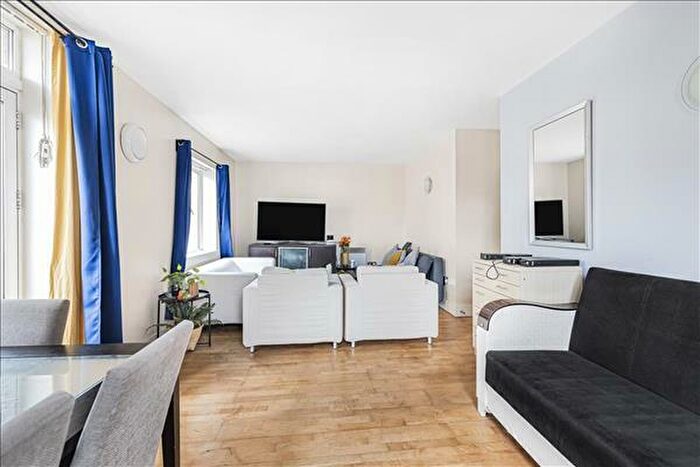 2 Bedroom Apartment For Sale In Peckham Grove, London, SE15