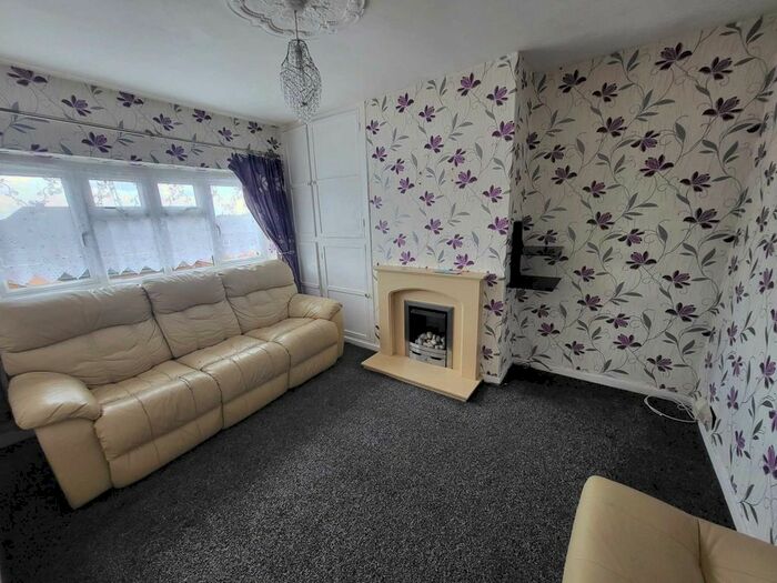 2 Bedroom Flat To Rent In Holly Grove, Batley, WF17