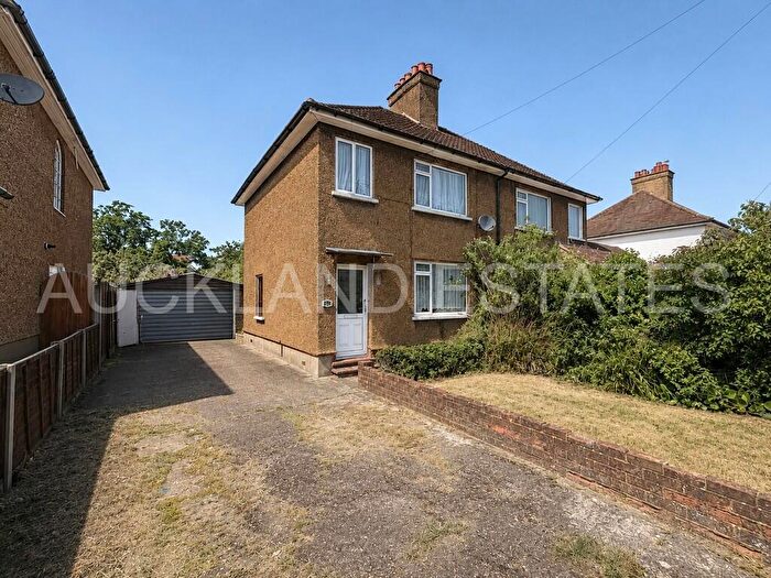 3 Bedroom Semi-Detached House For Sale In Park Avenue, Potters Bar, EN6