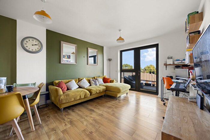 3 Bedroom Flat For Sale In Daubenton House, Havelock Road, UB2