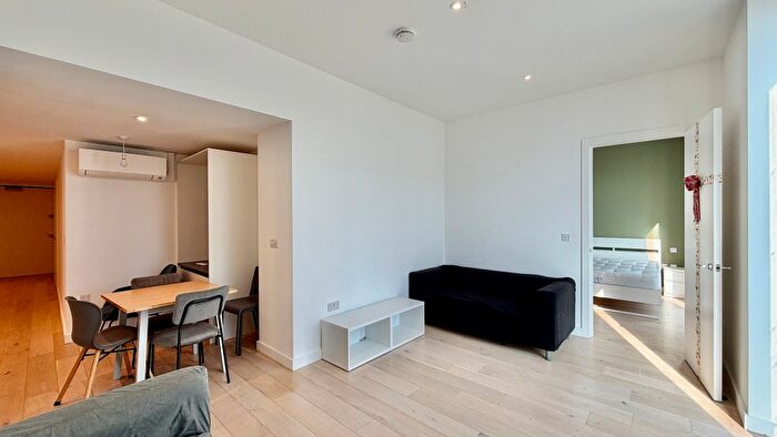 1 Bedroom Flat To Rent In Great West Road, Brentford, TW8