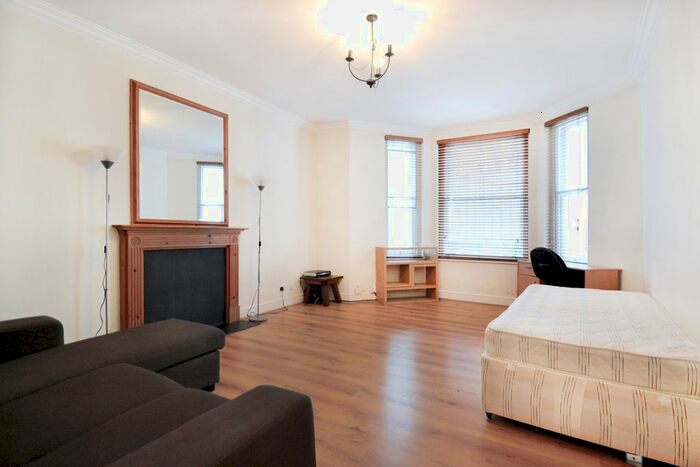 2 Bedroom Flat To Rent In Earls Court Road, London, W8