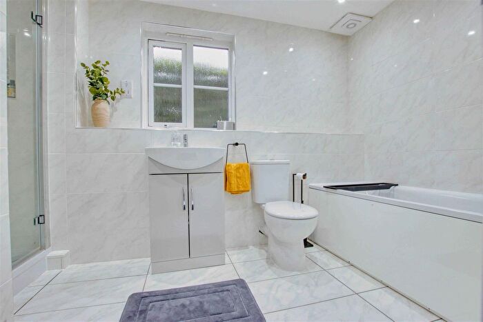 2 Bedroom Flat For Sale In Kensington Way, Borehamwood, WD6